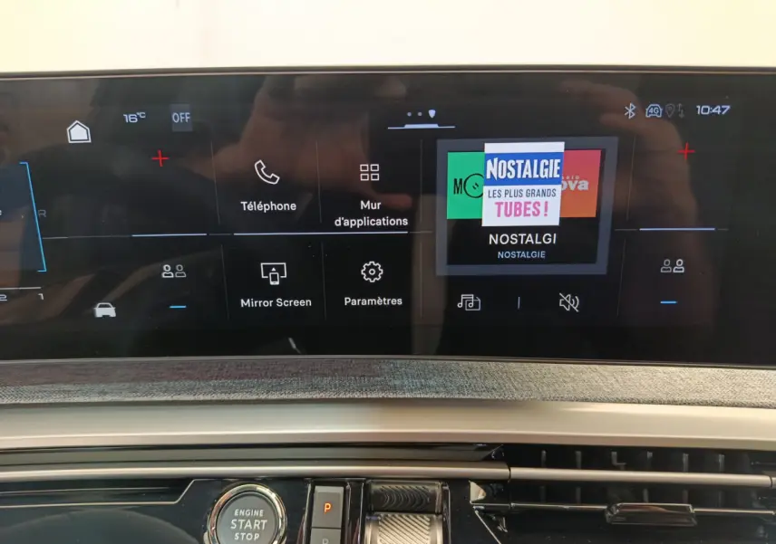 Écran tactile central affichant la radio dans l'habitacle moderne du Peugeot 3008 noir, version hybride 2025.