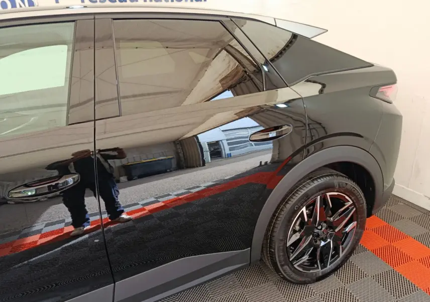 Vue latérale côté droit du Peugeot 3008 noir 2025 avec jante alliage et poignées de porte chromées.