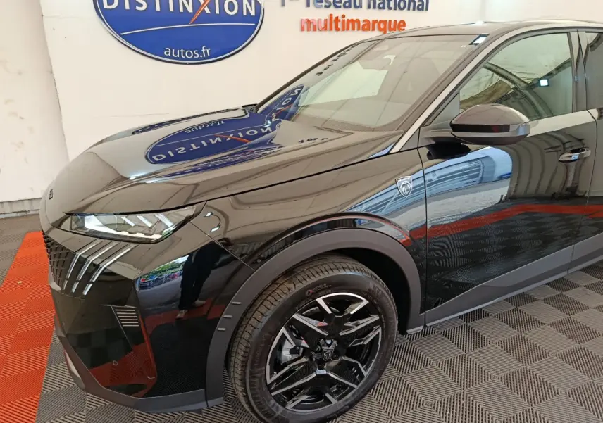 Vue 3/4 avant droit d'un Peugeot 3008 noir brillant avec jantes noires et détails de calandre distinctifs.