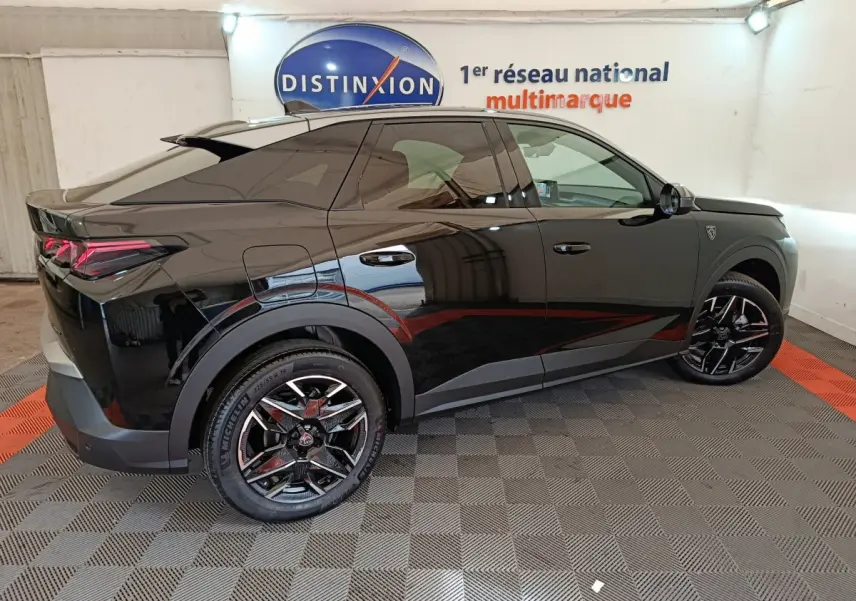 Peugeot 3008 1.2 Hybrid 145 GT noir vue de profil côté gauche, avec jantes noires et toit panoramique.