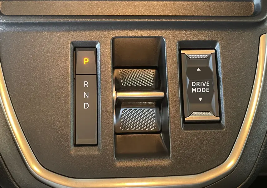 Gros plan sur la console centrale noire du Peugeot Traveller 2026, avec sélecteur de boîte auto et bouton Drive Mode.