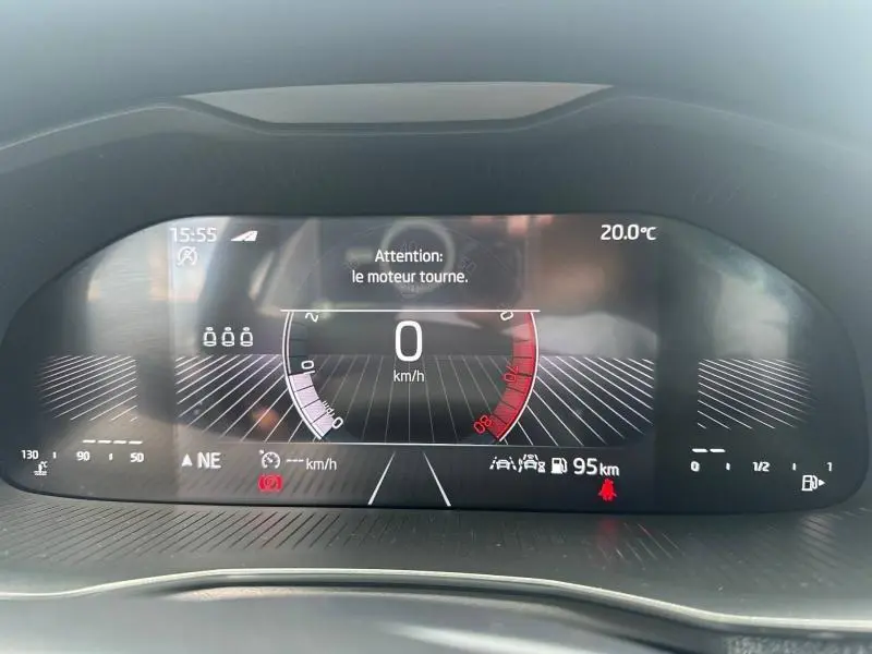 Affichage numérique du tableau de bord de la Skoda Scala 2025, indiquant 0 km/h et température extérieure à 20°C.