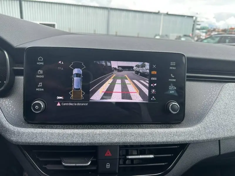 Écran tactile central de la Skoda Scala 2025 affichant la caméra de recul avec guidage de trajectoire.