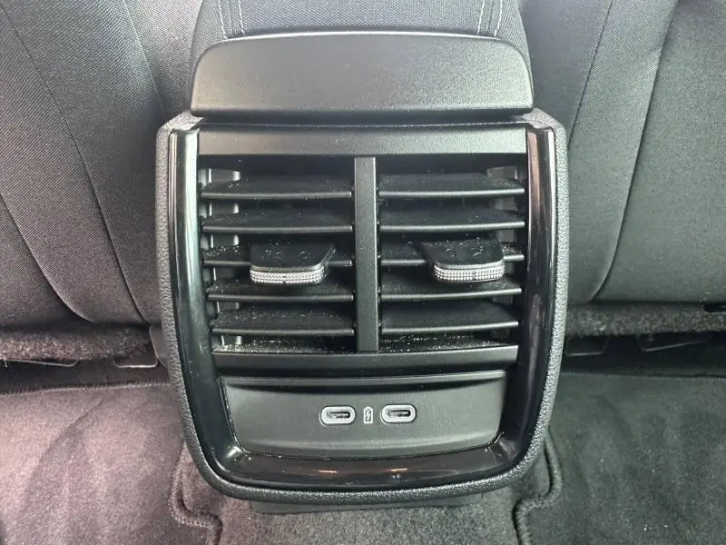 Gros plan sur les sorties d'air arrière noires avec deux ports USB-C du Skoda Scala gris argent 2025.