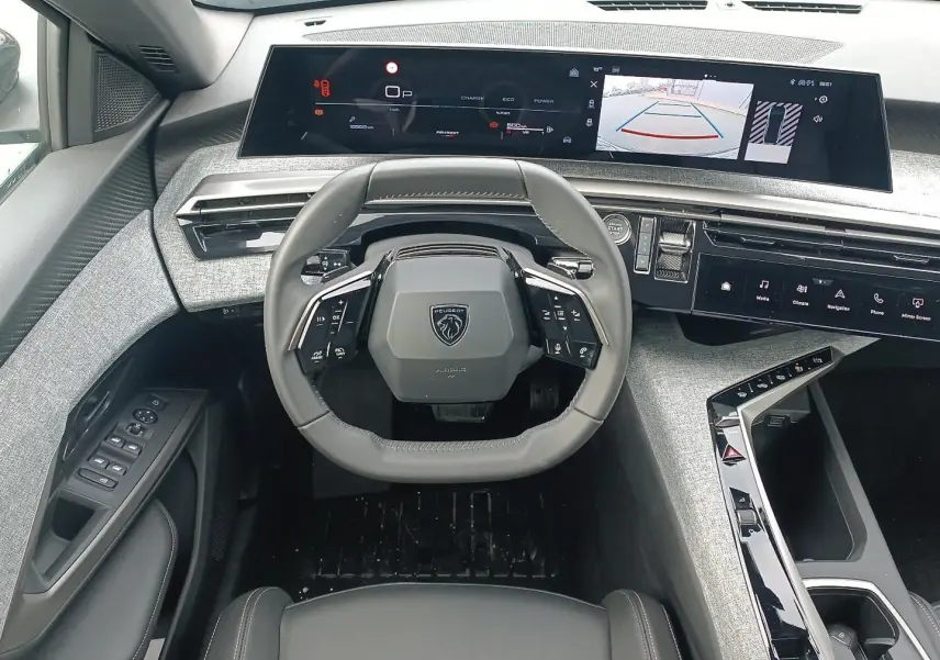 Vue intérieure centrée sur le volant cuir multifonction et l'écran tactile large du Peugeot 3008 bleu 2025.