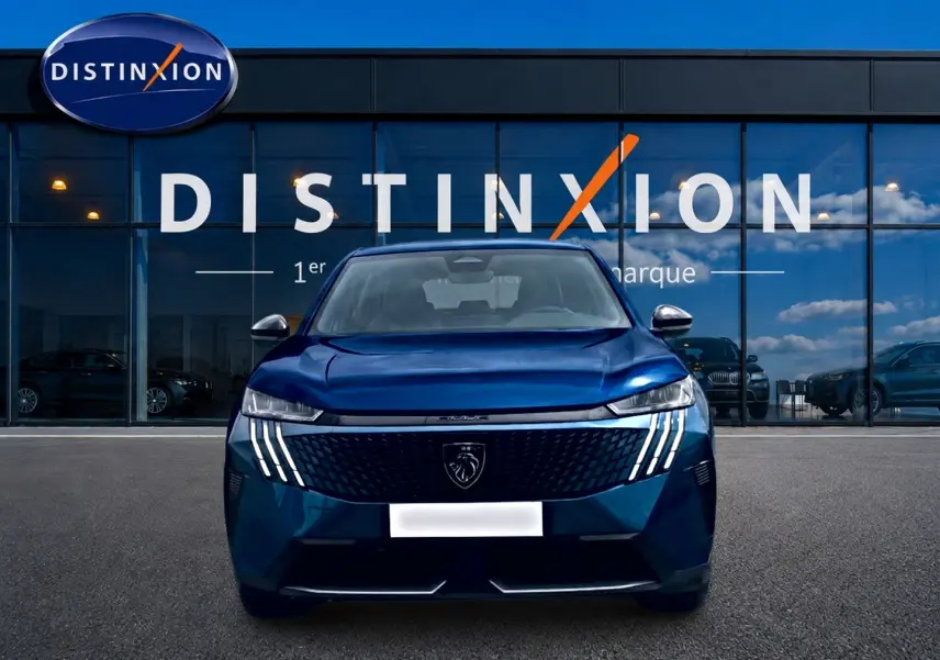 Vue frontale d'un Peugeot 3008 bleu 2025 avec calandre noire et feux LED distinctifs en griffes.