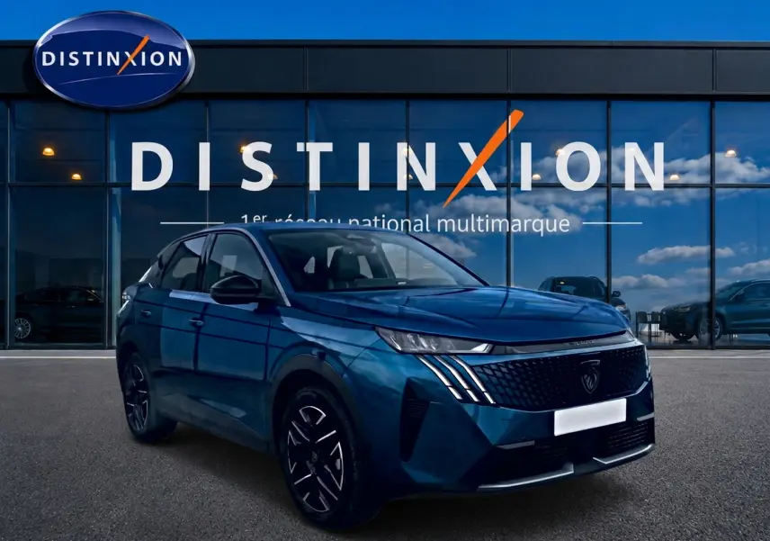 Peugeot 3008 bleu 3/4 avant droit, avec calandre noire distinctive et jantes alu noires devant un showroom Distinxion.