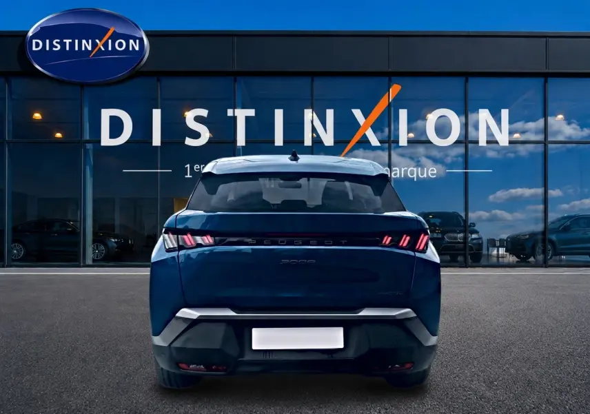 Vue arrière d’un Peugeot 3008 bleu 2025, avec feux arrière LED distinctifs et becquet arrière visible.