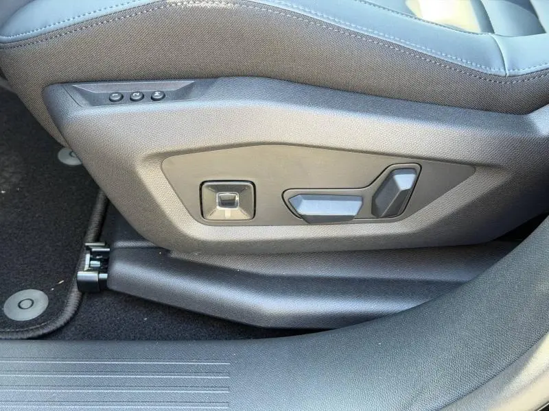 Vue rapprochée des commandes électriques du siège conducteur noir du Citroën C5 Aircross 2026, réglages lombaires visibles.