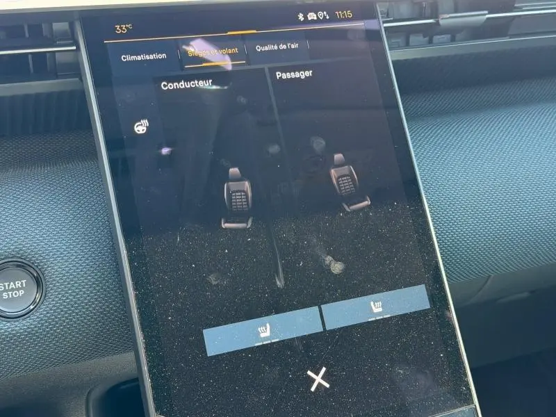 Vue rapprochée de l’écran tactile central du Citroën C5 Aircross 2026 affichant le réglage des sièges chauffants.