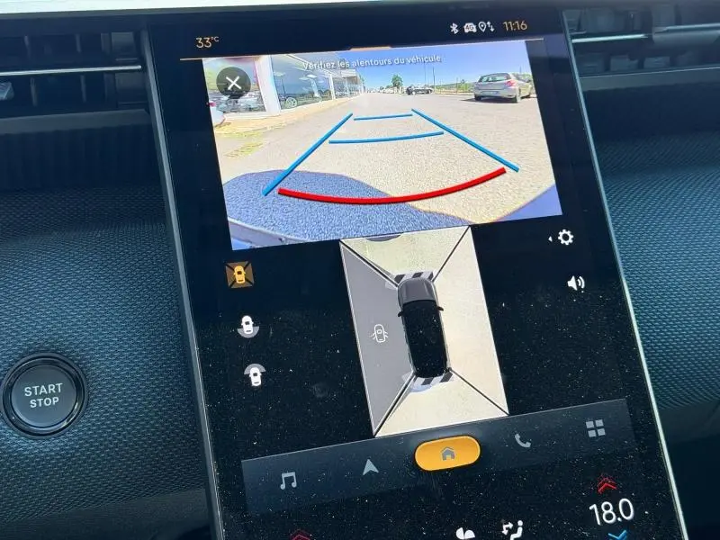 Écran tactile central du Citroën C5 Aircross noir montrant la caméra de recul et vue panoramique 360° en intérieur.