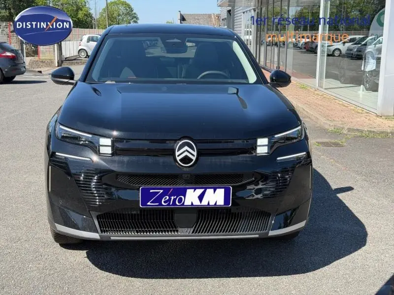 Vue frontale d'un Citroën C5 Aircross noir Perla Nera avec calandre moderne et logo centré, stationné en extérieur.
