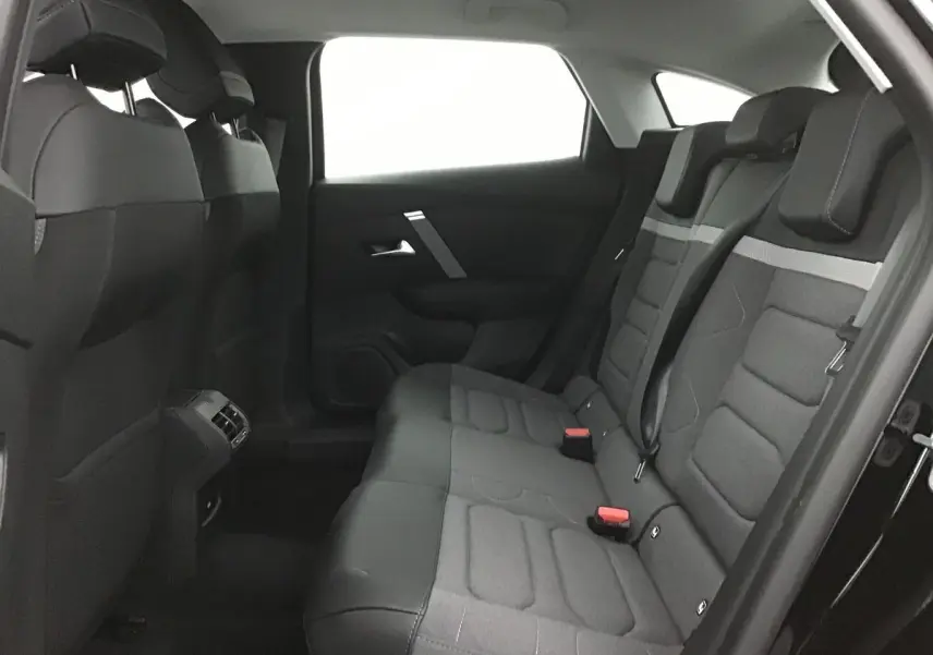 Vue intérieure arrière côté droit de la banquette arrière grise et noire du Citroën C4 noir 2022 finition Feel Pack.