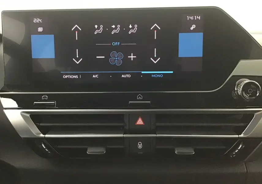 Écran tactile central de la Citroën C4 noire 2022 affichant les réglages de climatisation automatique.