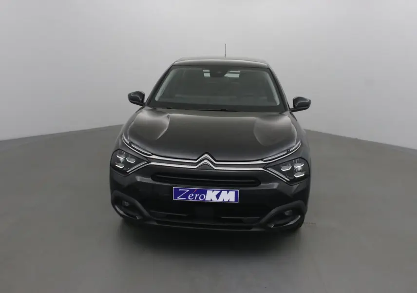 Citroën C4 noire vue de face, mettant en valeur ses phares LED et la calandre distinctive.
