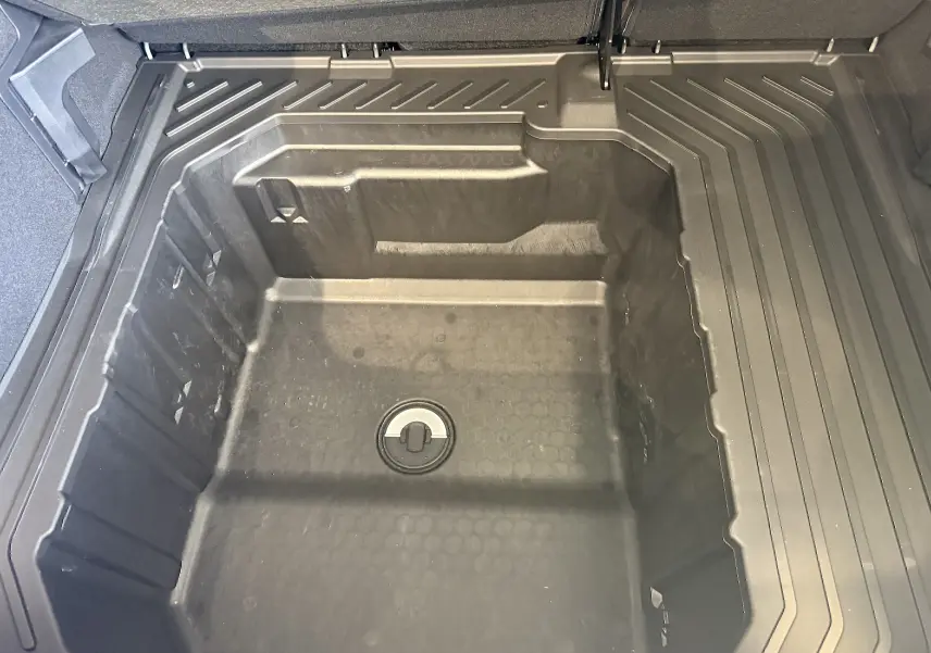 Vue plongeante sur le coffre noir avec compartiment de rangement profond du Ford Puma 2022 finition ST-Line.