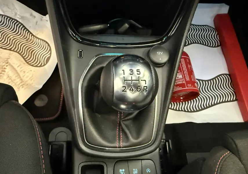 Gros plan sur le levier de vitesses manuel noir avec surpiqûres rouges dans l’habitacle du Ford Puma noir Agate 2022.