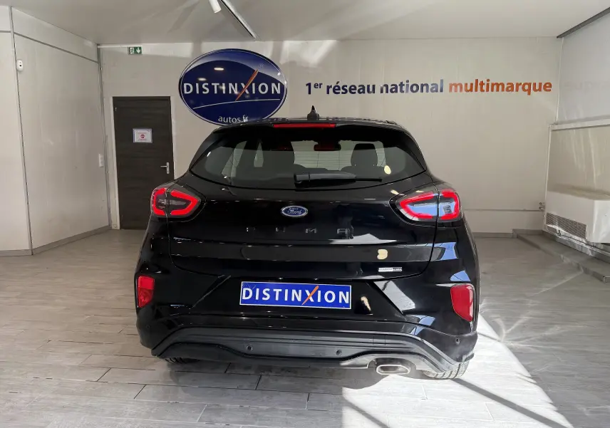 Vue arrière d'une Ford Puma noir agate 2022 avec feux LED caractéristiques et sortie d'échappement visible.