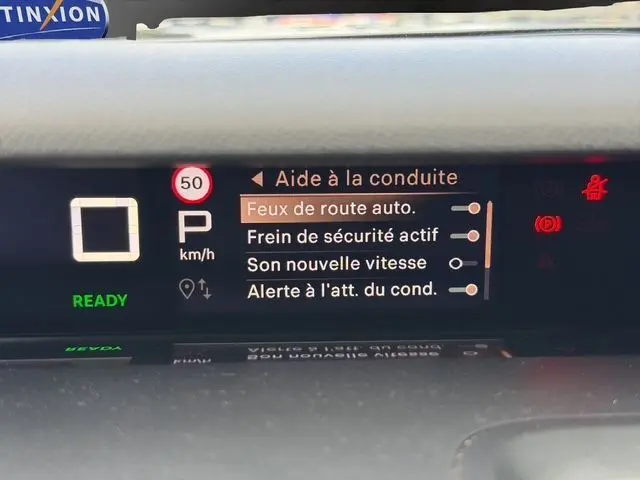 Écran numérique du tableau de bord de la Citroën C3 Aircross électrique affichant les aides à la conduite en mode stationnement.