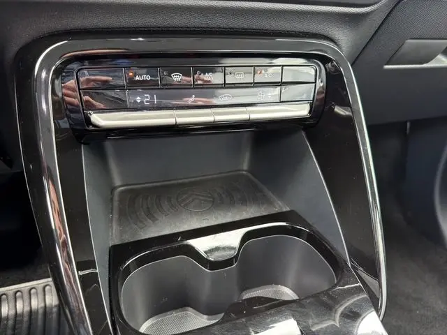 Vue rapprochée de la console centrale noire avec commandes climatisation et porte-gobelets du Citroën C3 Aircross Electric 2025.