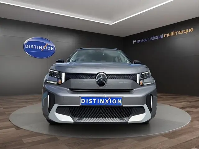 Vue avant du Citroën C3 Aircross Electric gris mercury avec toit noir, feux Matrix LED et logo central distinctif.