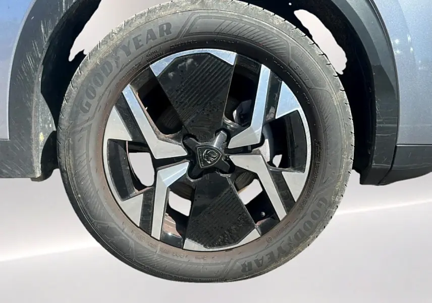 Gros plan sur la jante alu noire et grise du côté avant droit du Peugeot 2008 gris Artense.