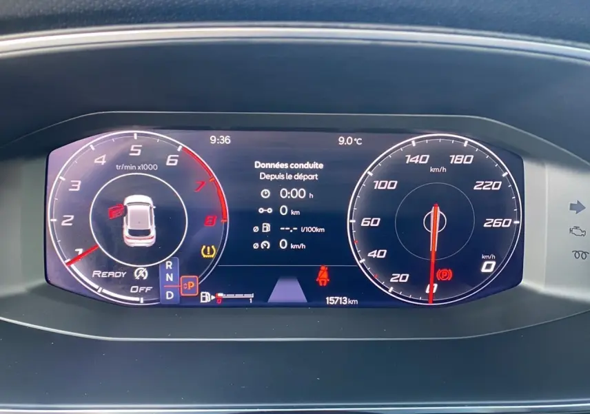 Tableau de bord numérique du SEAT Leon 2024 affichant compte-tours, vitesse, et données de conduite à l'arrêt.