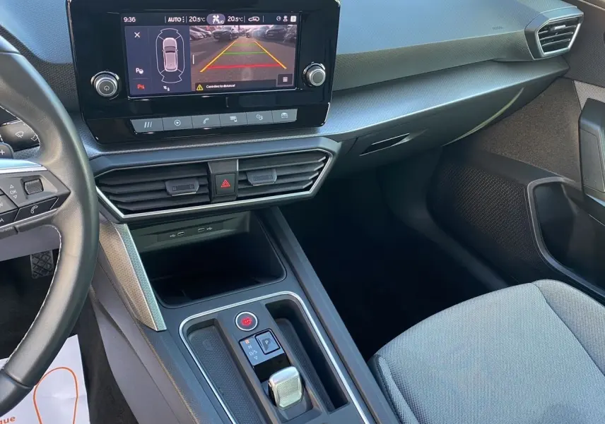 Vue intérieure de la SEAT Leon 2024 côté passager, avec écran tactile affichant la caméra de recul et console centrale moderne.