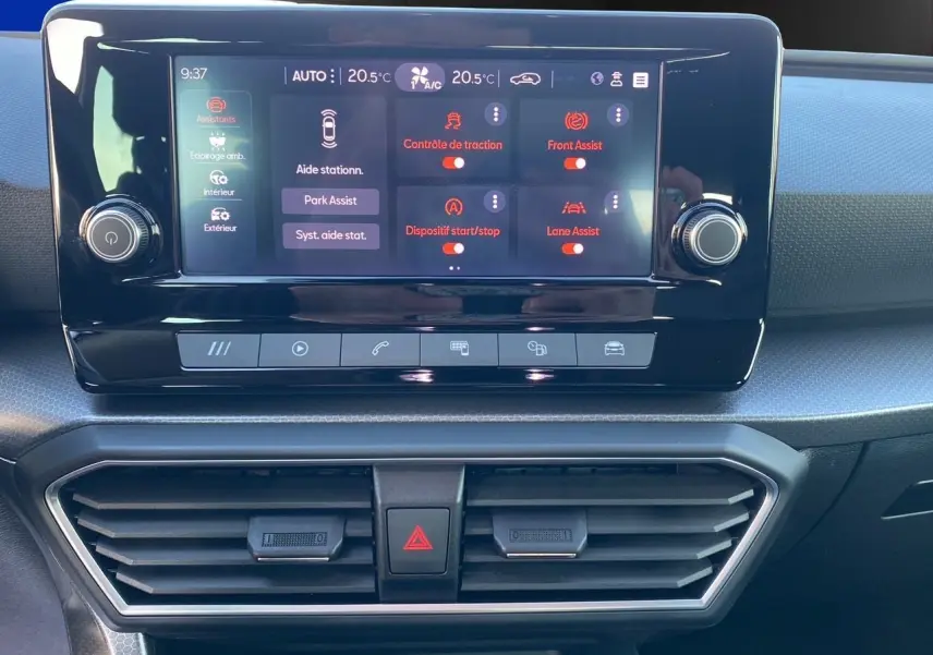 Écran tactile central du tableau de bord de la SEAT Leon IV 2024, affichant les aides à la conduite activées.