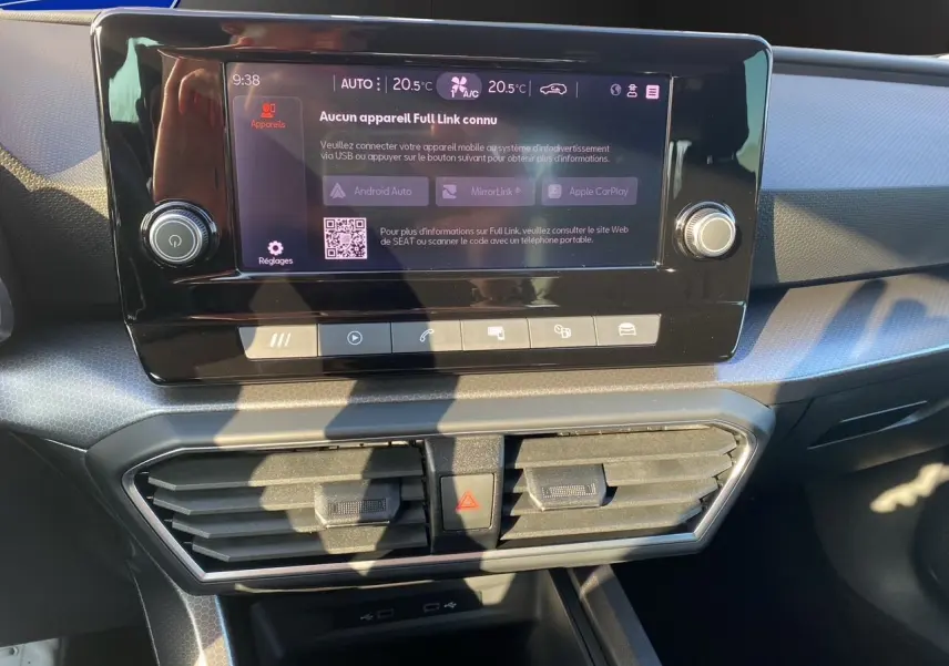 Écran tactile central et aérateurs du tableau de bord d'une SEAT Leon IV 2024 finition Edition Vision.