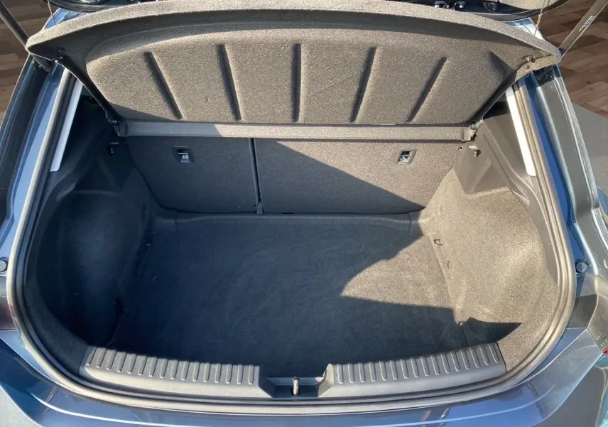 Coffre ouvert vu de dessus du SEAT Leon IV gris magnetic, montrant un espace de chargement propre et spacieux.