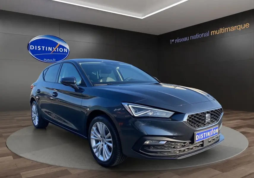 SEAT Leon IV gris Magnetic vue 3/4 avant droit, avec jantes alu 17 pouces et phares full LED allumés.