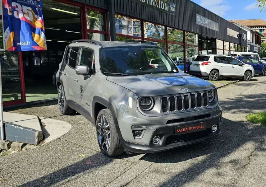 Jeep Renegade Sting Gray vue 3/4 avant droit, avec jantes bi-ton 19 pouces et logo distinctif sur le capot.