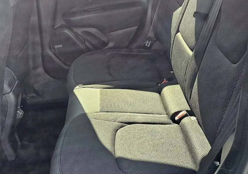 Vue intérieure côté gauche des sièges arrière en tissu noir du Jeep Renegade Sting Gray 2020.