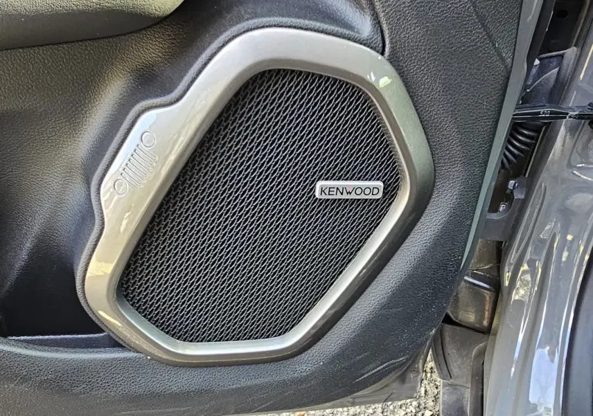 Gros plan sur l'enceinte Kenwood intégrée à la porte côté gauche d'un Jeep Renegade Sting Gray 2020.