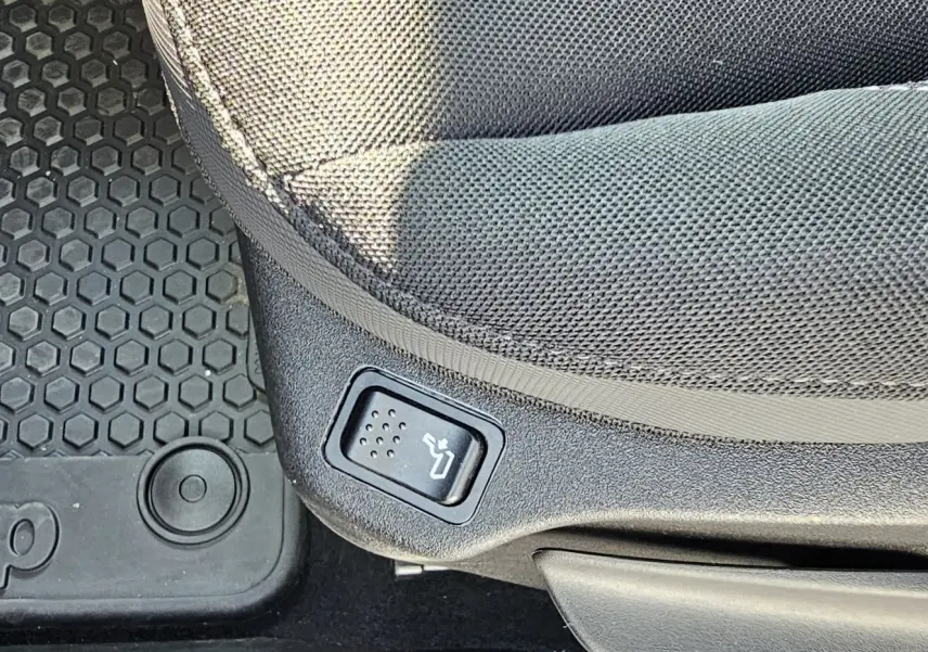 Détail du bouton de réglage de siège sur le côté gauche d'un Jeep Renegade Sting Gray 2020, tissu gris.