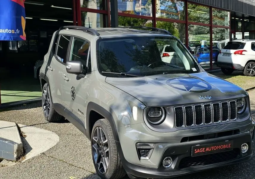 Jeep Renegade Sting Gray en 3/4 avant droit, avec calandre à sept fentes et jantes bi-ton 19 pouces visibles.