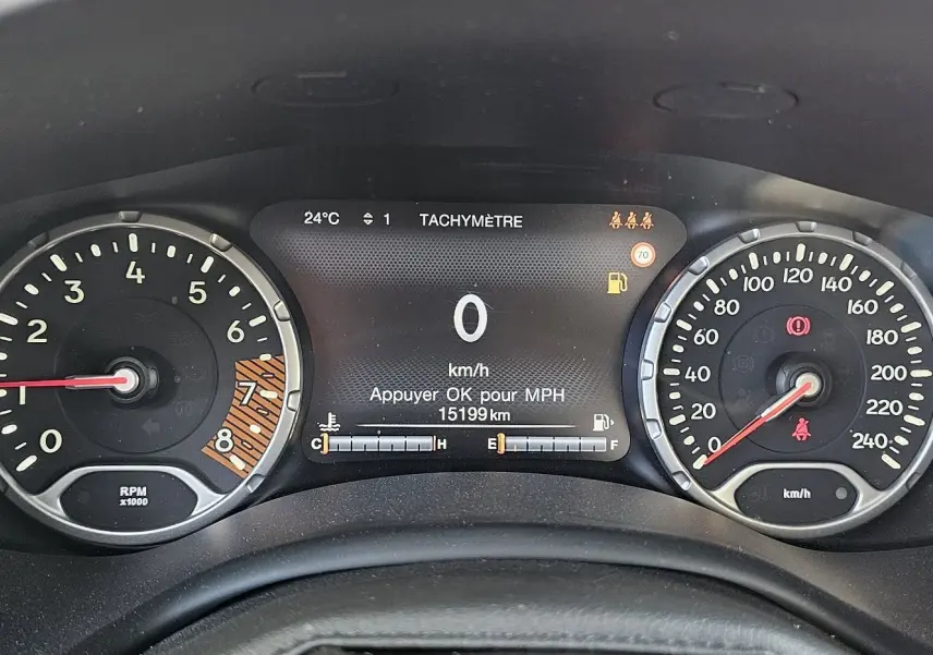 Tableau de bord du Jeep Renegade 2020 avec compte-tours et compteur de vitesse affichant 0 km/h, ambiance intérieure noire.