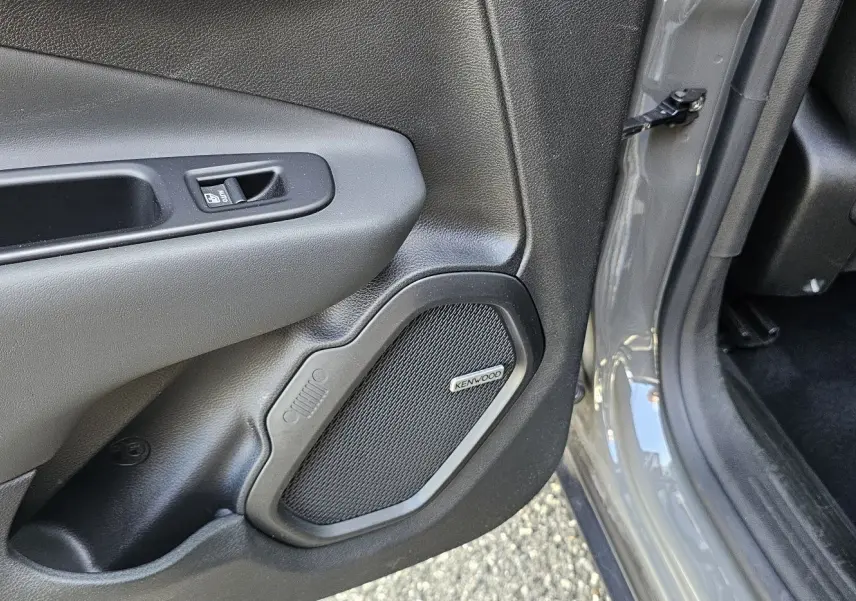 Gros plan sur la porte arrière gauche grise du Jeep Renegade 2020 avec haut-parleur Kenwood intégré.