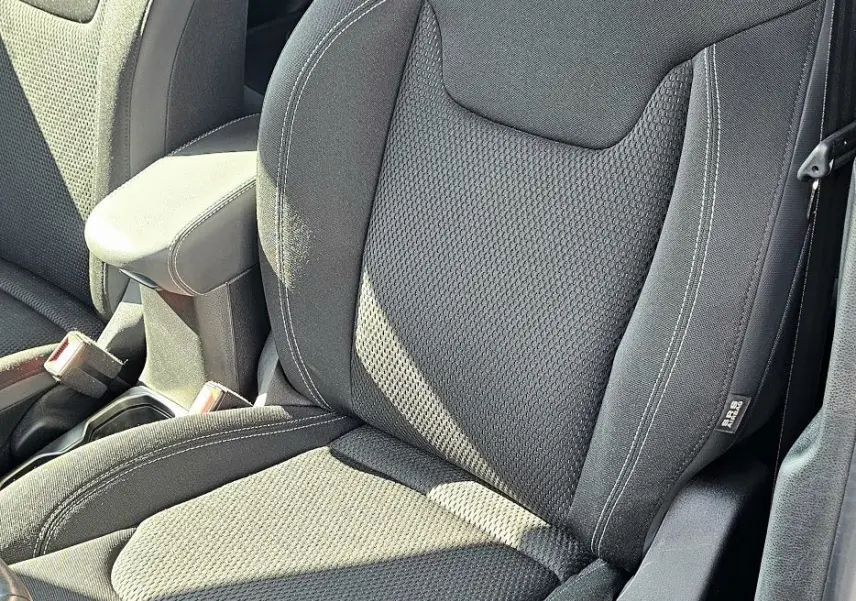 Gros plan sur le siège avant droit en tissu noir du Jeep Renegade Sting Gray 2020, avec réglage manuel et bouton chauffant.