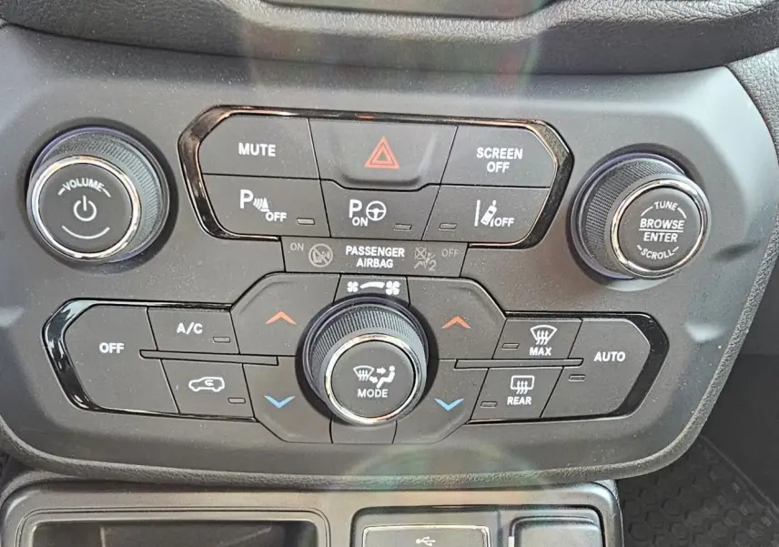 Panneau central de commandes climatisation et audio du Jeep Renegade Sting Gray 2020, boutons et molettes bien visibles.