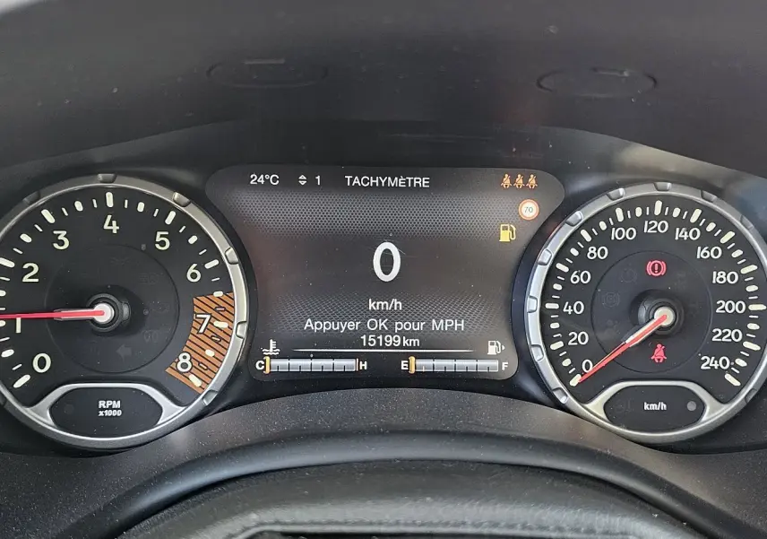 Vue rapprochée du tableau de bord du Jeep Renegade 2020 montrant tachymètre et compte-tours avec affichage digital central.