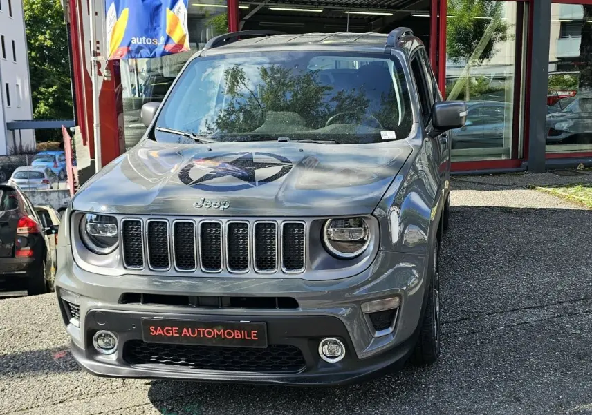 Vue de face d'un Jeep Renegade Sting Gray 2020 avec étoile noire sur le capot et calandre distinctive.