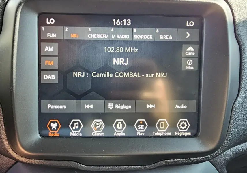 Écran tactile central du Jeep Renegade Sting Gray 2020 affichant la radio NRJ en FM à 16h13.
