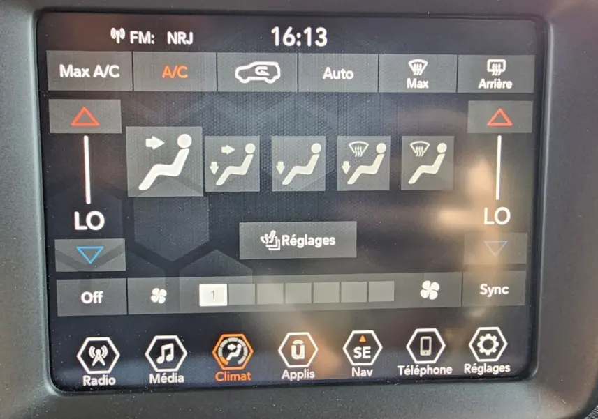 Écran tactile du système de climatisation du Jeep Renegade Sting Gray 2020, affichage des réglages de température et ventilation.