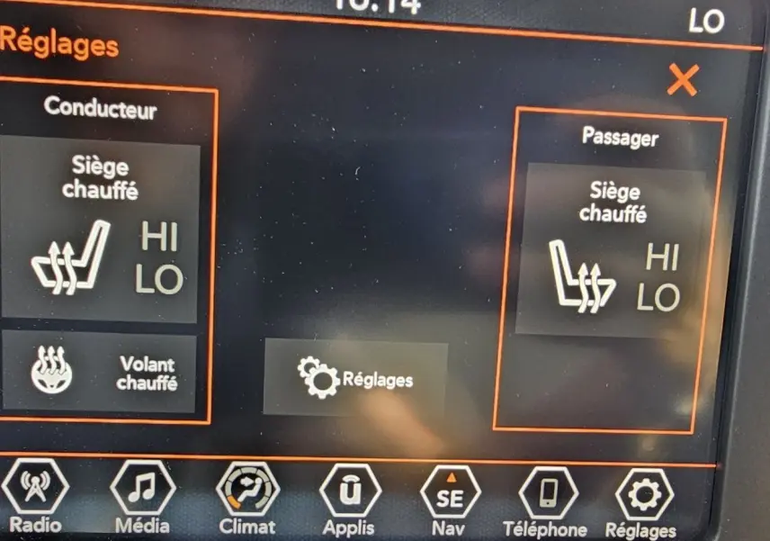 Écran tactile du système de réglages chauffants du siège et du volant dans une Jeep Renegade Sting Gray 2020.