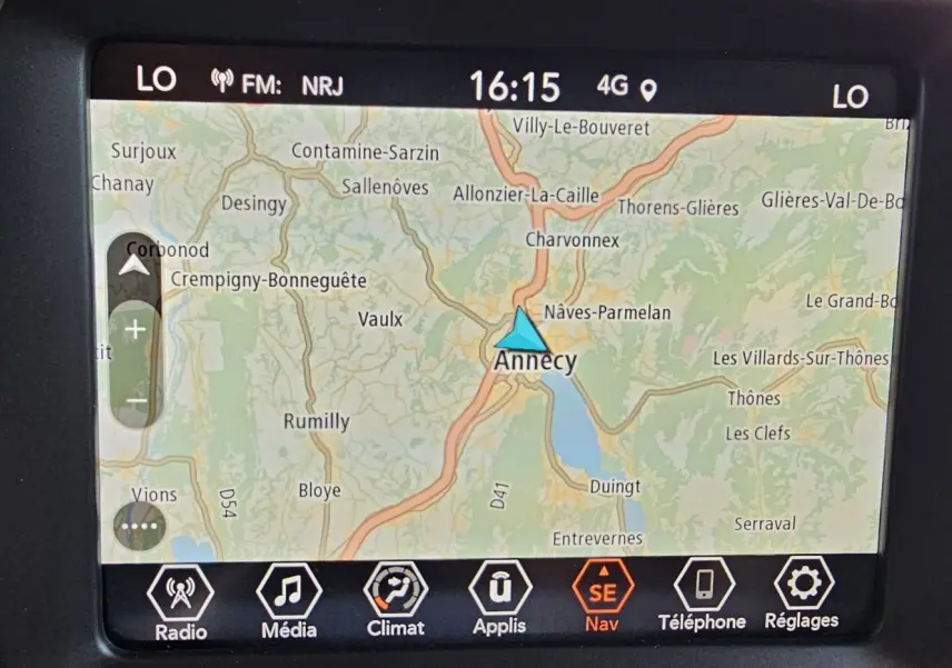 Écran GPS tactile du Jeep Renegade Sting Gray 2020, affichant la carte d'Annecy avec menu multimédia en bas.
