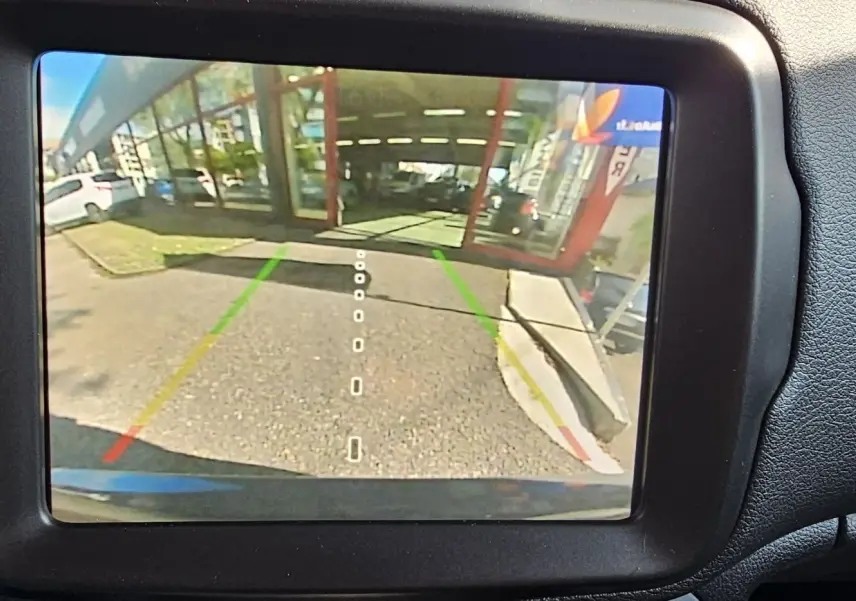 Écran de caméra de recul du Jeep Renegade Sting Gray 2020 montrant l'arrière avec lignes de guidage colorées.