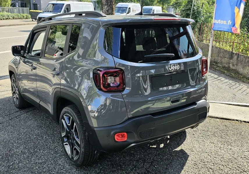 Jeep Renegade Sting Gray 2020 en 3/4 arrière droit, avec feux arrière distinctifs et jantes bi-ton 19 pouces.