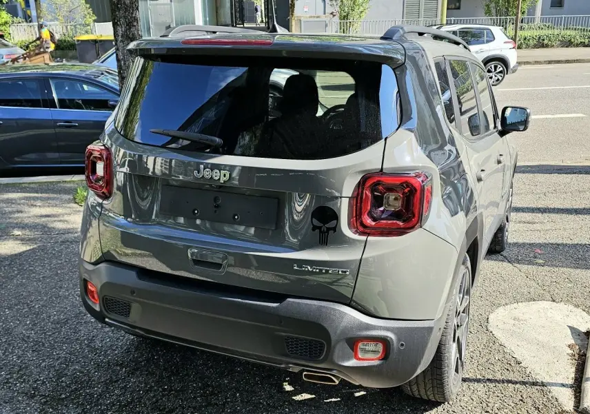 Vue 3/4 arrière droite d'un Jeep Renegade Sting Gray 2020 Limited avec logo Punisher sur hayon et feux LED.